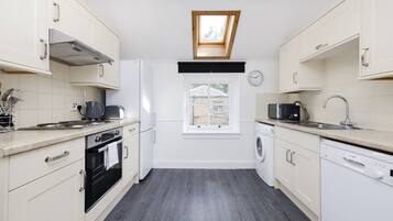 House, 1 Bedroom | Private kitchen | Fridge, microwave, oven, stovetop