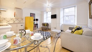 Un espacio habitable moderno con cocina, comedor y zona de estar.