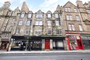 Exterior - JOIVY Charming 1-Bed Home W/Patio Nearby The Castle (Edinburgh)