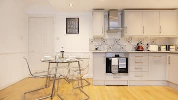 House, 1 Bedroom, Patio | In-room dining