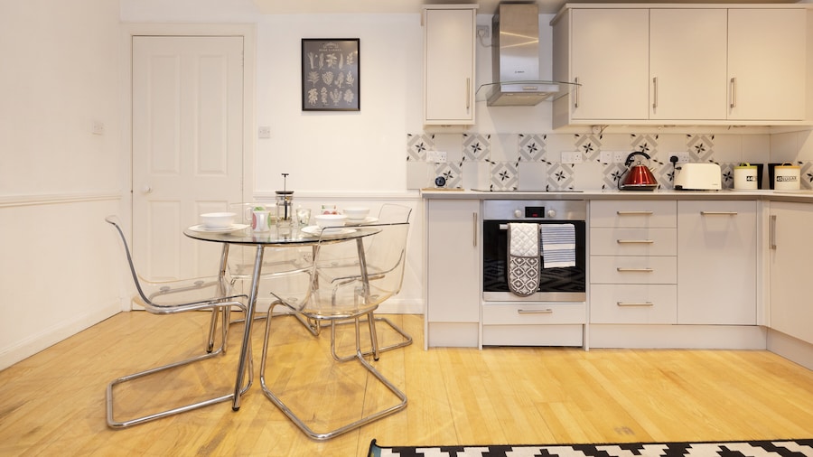JOIVY Charming 1-Bed Home W/Patio Nearby The Castle