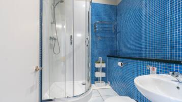 Dobbeltrom – deluxe, 1 soverom | Bad | Kombinert dusj/badekar, toalettartikler (inkludert) og hårføner