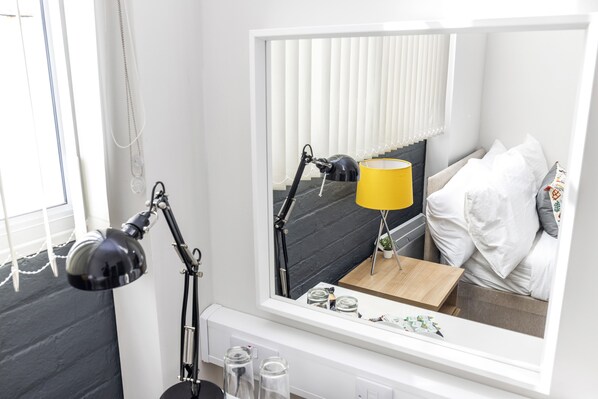 Standaard tweepersoonskamer, 1 slaapkamer | Een bureau, een strijkplank/strijkijzer, gratis wifi, beddengoed