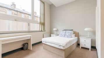 Dobbeltrom – deluxe, 1 soverom | Skrivebord, strykejern/-brett, wi-fi (inkludert) og sengetøy