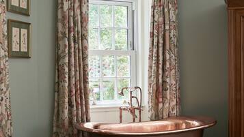 Apartment, 2 Bedrooms | Bathroom | Separate bathtub and shower, free toiletries, hair dryer, towels