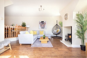 Ferienhaus, 2 Schlafzimmer, Whirlpool | Wohnbereich | Fernseher