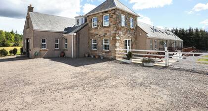 JOIVY Greenknowes Farmhouse Retreat 7 Bed With Hot Tub And Bar