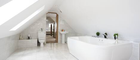 House, Hot Tub | Bathroom | Combined shower/tub, free toiletries, hair dryer, towels