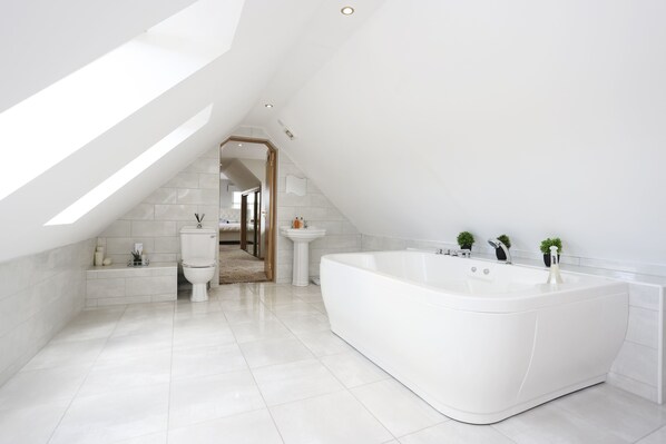 Casa, hidromasaje | Baño | Tina con regadera, amenidades de baño gratuitas, secadora de cabello 