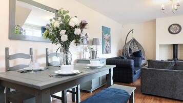 House, Hot Tub | 7 bedrooms, iron/ironing board, free cribs/infant beds, free WiFi