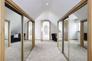 House, Hot Tub | 7 bedrooms, iron/ironing board, free cots/infant beds, free WiFi - JOIVY Greenknowes Farmhouse Retreat 7 Bed With Hot Tub And Bar (Kelty)