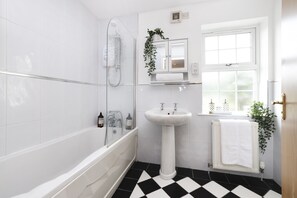 Apartemen, 2 kamar tidur, hot tub | Kamar mandi | Kombinasi shower/bathtub dan perlengkapan mandi gratis