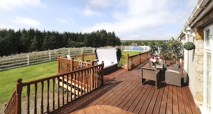 JOIVY Greenknowes Lodge With Hot Tub And Wood Burning Stove