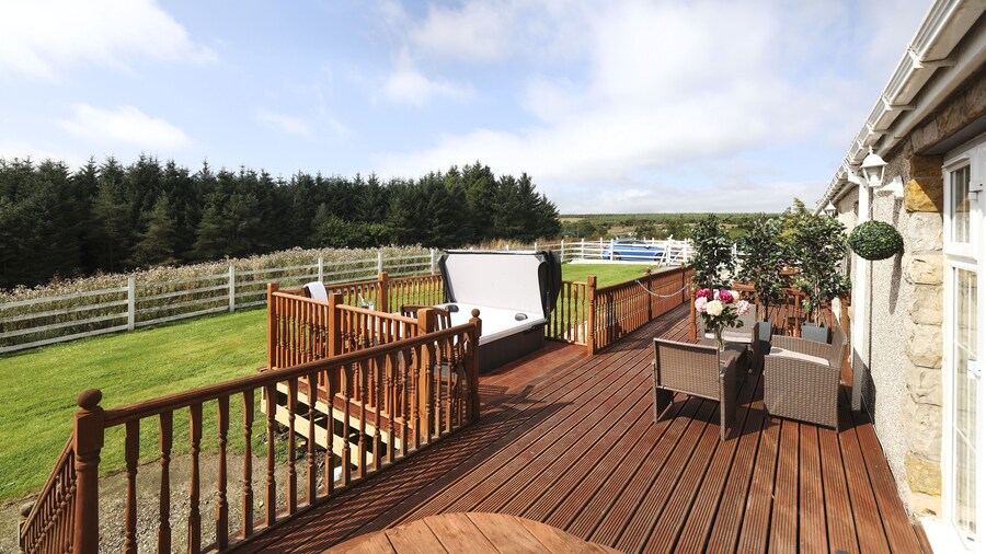 JOIVY Greenknowes Lodge With Hot Tub And Wood Burning Stove