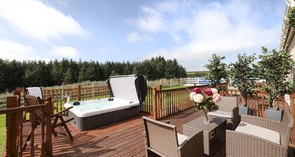 JOIVY Greenknowes Lodge With Hot Tub And Wood Burning Stove
