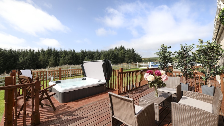 JOIVY Greenknowes Lodge With Hot Tub And Wood Burning Stove