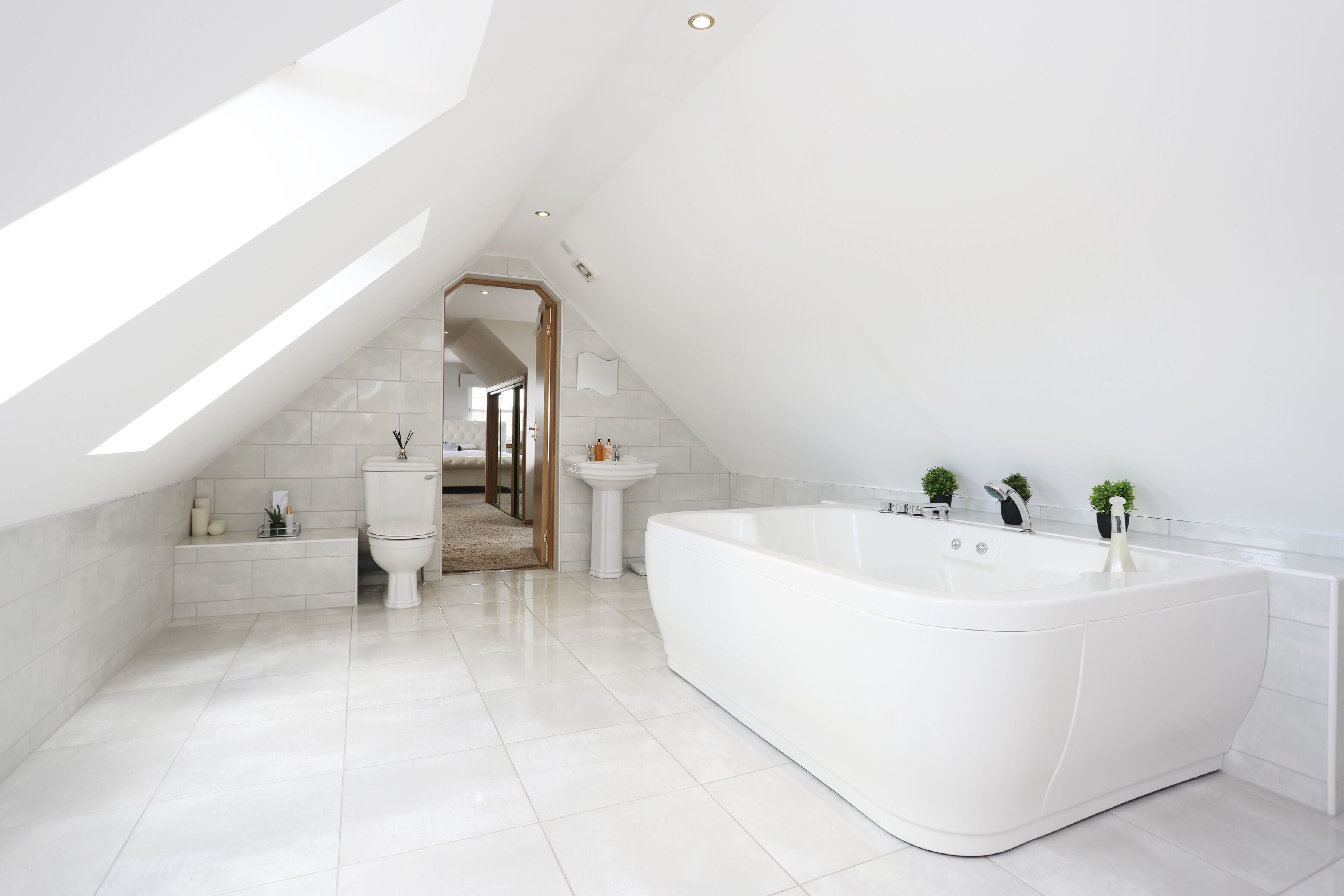 Badewanne und Dusche (separat), kostenlose Toilettenartikel
