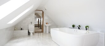 JOIVY Greenknowes Estate With Hot Tub And Bar