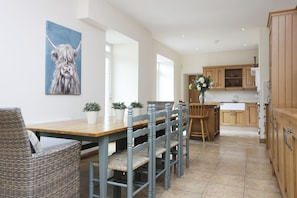 Apartment, Hot Tub | Dining room