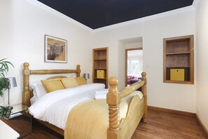 9 bedrooms, desk, iron/ironing board, free cribs/infant beds - JOIVY Greenknowes Estate With Hot Tub And Bar (Kelty)