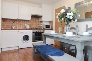 Appartement, bain à remous | Cuisine privée | Réfrigérateur, micro-ondes, four, plaque de cuisson