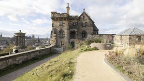 Ein historisches Steinhaus mit einem Weg, der zu ihm führt.