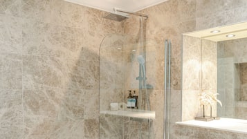 Apartamento, 1 quarto, cozinha, vista para a cidade | Banheiro | Chuveiro/banheira combinados, produtos de toalete grátis