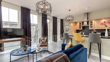 Appartement, 1 slaapkamer, keuken, uitzicht op stad | Woonruimte | Een televisie