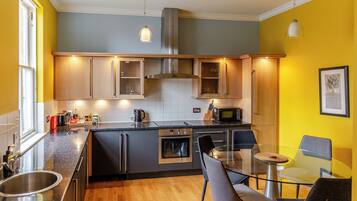 Fridge, oven, stovetop, dishwasher