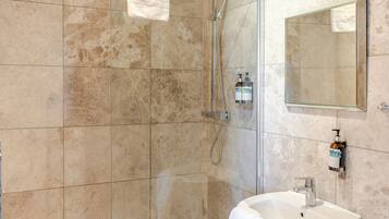 Apartment, 3 Bedrooms, Non Smoking, City View | Bathroom