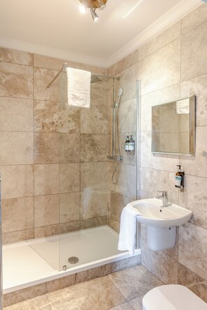 아파트, 침실 3개, 금연, 시내 전망 | 욕실 | 샤워기/욕조 결합, 무료 세면용품, 헤어드라이어, 타월