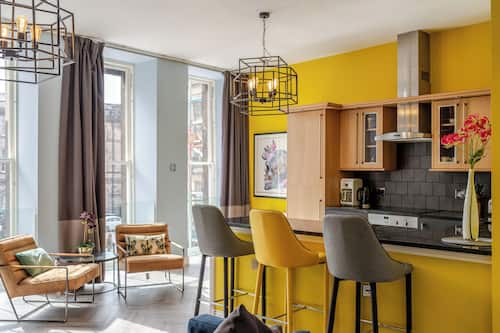 Departamento, 1 habitación, cocina, vista a la ciudad | Espacio para trabajar con laptop y tabla de planchar con plancha