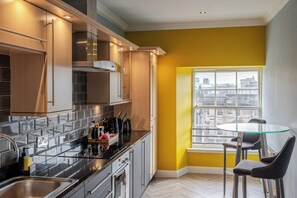 Laptop workspace, iron/ironing board, free WiFi, bed sheets - St Giles ApartHotel by Joivy (Edinburgh)