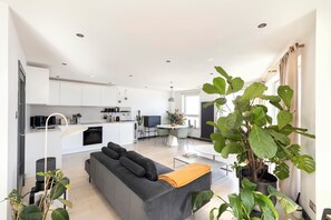 2 habitaciones, escritorio, tabla de planchar con plancha y wifi gratis 