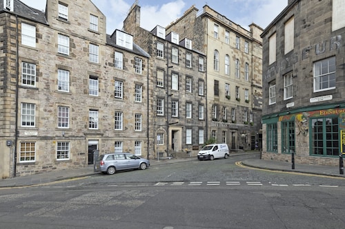 JOIVY Spacious 3 Bed Apartment In The Old Town