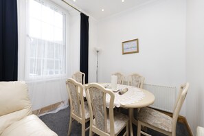 Apartment, 3 Bedrooms | Dining room