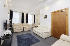 Appartement, 3 slaapkamers | Woonruimte | Een televisie