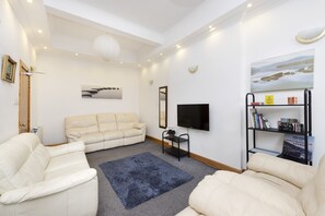 Apartment, 3 Bedrooms | Living area