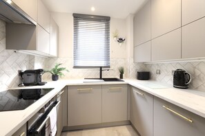 Appartement, 1 chambre | Cuisine privée | Réfrigérateur, four à micro-ondes, un four, surface de cuisson