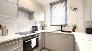 Apartamento, 1 quarto | Cozinha privada | Geladeira, micro-ondas, fogão, cooktop