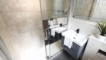 Apartment, 1 Bedroom | Bathroom | Combined shower/bathtub, free toiletries, hair dryer, towels