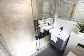Bathroom - JOIVY Gorgeous&Vibrant 1Br Flat Near Princes Street (Edinburgh)