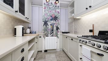 Apartment, 3 Bedrooms | Private kitchen | Fridge, microwave, oven, stovetop