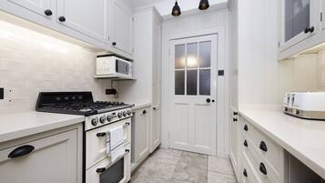 Apartment, 3 Bedrooms | Private kitchen | Fridge, microwave, oven, stovetop