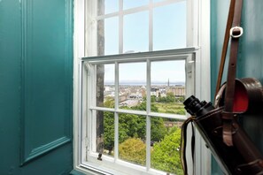 3 bedrooms, desk, laptop workspace, iron/ironing board - JOIVY Eclectic & Design Led 3Br Apt Near Edinburgh Castle (Edinburgh)