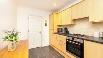 Departamento, 2 habitaciones | Cocina privada | Refrigerador, microondas, horno y parrilla de estufa