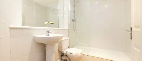 Departamento, 2 habitaciones | Baño | Tina con regadera, amenidades de baño gratuitas, secadora de cabello