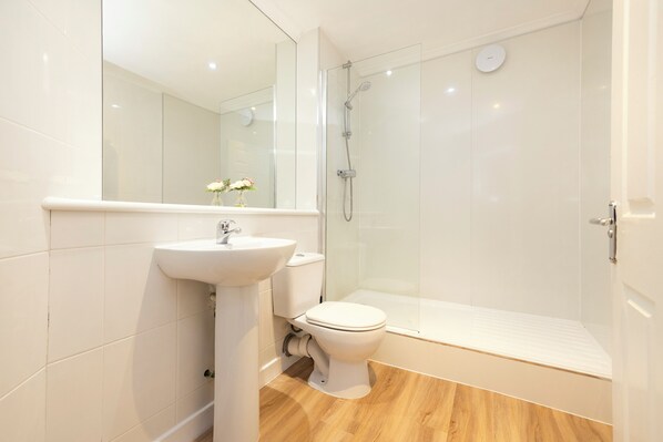 Departamento, 2 habitaciones | Baño | Tina con regadera, amenidades de baño gratuitas, secadora de cabello 
