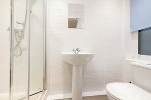 Apartment, 3 Bedrooms | Bathroom | Combined shower/tub, free toiletries, hair dryer, towels