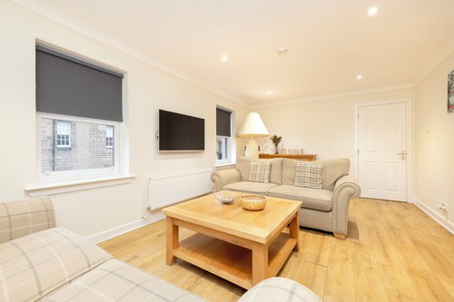 JOIVY Gorgeous Flat Near Edinburgh Castle W/ Parking